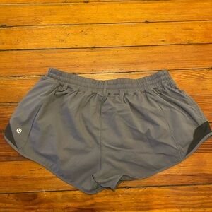 lululemon grey stripe hotty hot 2.5 inch shorts size 12